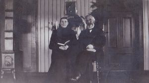 Røyse Beate og Karl nyttårskort beskåret.jpg