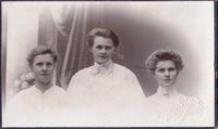 Marie Topps bilde av de tre søstrene Røise, fra Skreien i Østre Toten.