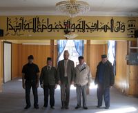 Imam og ahmadiyya-misjonær Ch. Shahid Mahmood Kahloon (i midten) saman med meinighetsmedlemmer inni Nor Moské (ahmadiyya) i Frognervn. 53 i Oslo. Foto: Olve Utne (2010).