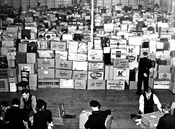 Dramatisk da okkupasjonsmakten i 1941 nedla lytteforbud. Her radioapparater som er innlevert på Møllergaten skole, Oslo. Foto: Oslo Museum (1941).