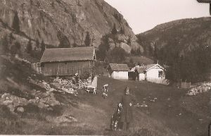 Ramberg med fjøset 2.jpg