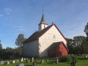 Ramnes kirke Vestfold 2012.jpg