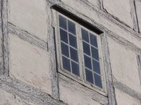 Motiv fra fasaden over hovedinngangen, Ramnes kirke. Foto: Stig Rune Pedersen