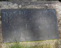 Minneplakett for lokale falne under andre verdenskrig på Ramnes kirkegård. Foto: Stig Rune Pedersen