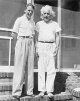 Gunnar Randers besøker Albert Einstein i USA 1940 for å drøfte faglige spørsmål.