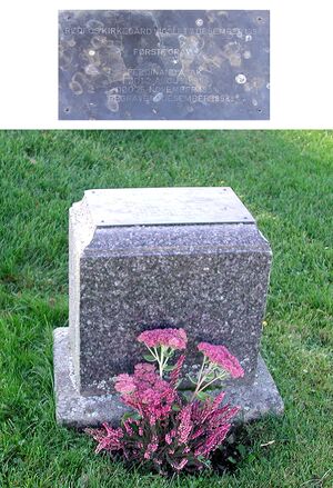 Raufoss kirkegård. Eldste grav.jpg