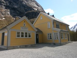 Rauma - Romsdalshorn stasjon 2013.JPG