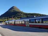 Tog på Åndalsnes stasjon. Foto: Chris Nyborg (2019).