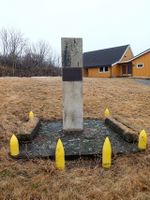 Minnesmerket over Harald Simon Johansen og Ragnar Kongsgaard som falt 9. april 1940.[1]. Foto: Tommy Gildseth (2013).