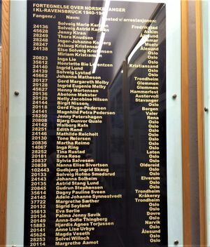 Ravensbrück tavle norske fanger.JPG