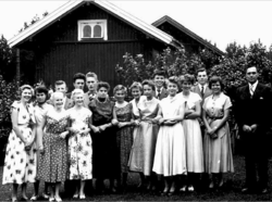 Realskoleklasse 2a, Lillestrøm 1954, tatt i hagen hos Unni Bråthen i Wittenbergveien, Fjellhamar. Første rekke: Åse Kogstad, Turid Rossing Bjørnstad, Elisabeth og Ragnhild Versvik, Astrid Aspestrand, Åse Østby, Liv Snare, Ragnhild Scheie, Unni Bråthen, Ragnfrid Claesson Holm, Jorunn Omsland. Bakre rekke: Tor Johan Bjørnstad, Ivar Henriksen, Truls Nilsen, Trygve (Karlsen) Foss, Tore Almeli. Lærer Hans Drengsrud.