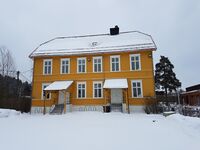 Kapellveien 7 på Kolbotn i Nordre Follo kommune. Bygd i 1914 som Kullebund skole, mest kjent som Realskolen. I de seinere år er det flere foreninger som holder til i lokalene: Oppegård husflidslag, Kolbotn fotoklubb og lager for Kolbotngarden og Opal.