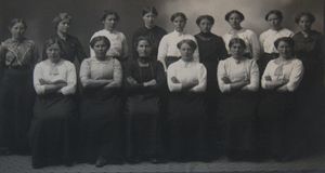 Reed, Jenny - ca 1913 - meieriskole ålesund - svart kjole i midten.jpg