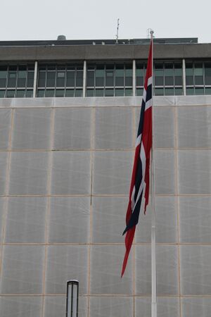 Regjeringskvartalet Høyblokka 2003-01 flagg.JPG