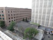 Den gamle regjeringsbygningen (til venstre) sett fra taket av bygningen R4. Foto: Elin Olsen