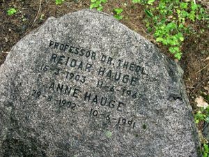 Reidar Hauge gravminne Ris Oslo.jpg