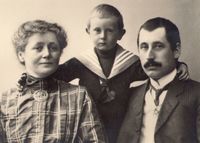 Ingeniør Reidar Kaarbøs sønn i mørk matrosdress 1912.