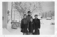 Reidunn og Turid, Fremstad og fru Fremstad - ved lærerboligen på Vindingstad skole ca 1950. Far og mor ble alltid omtalt med etternavn. Far oftest som «lærer Fremstad». Se så fine vi er! Det er nok søndag.