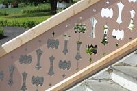 Rekkverk med gammelt mønster på Hovelsrud gård, Helgøya.JPG