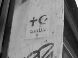 Antireligiøs graffiti, en variant av «religion er opium for folket», i Schweigaardsgate i Oslo. Malt med sjablong. Foto: Ida Tolgensbakk (2010).