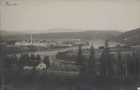 Rena med den nye kartongfabrikken ved Glomma. Foto: Nasjonalbiblioteket (1916).