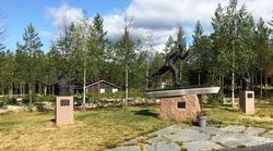 Rendalens atleter er kommet på sokkel ved Åkrestrømmen: Fekteren Sigurd Akre-Aas, skiløperen Oddbjørn Hagen og skiskytteren Tor Svendsberget. Foto Steinar Bunæs.