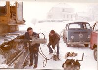 Reparasjon under vinterforhold hos Lars Hoel, Nordby gård, Skjetten.