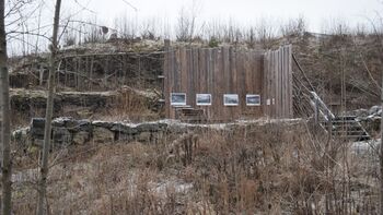 På det nederste av de tre platåene har Nærsnes Kystlag laget en replika av et hjørne av veggkonstruksjonen til en isstabel. (foto: Victor Iversen 2019)