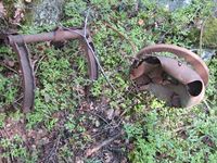 Rest av container og opphengsmekanisme i fallskjermen.