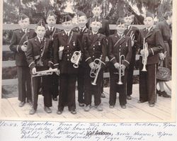 En gruppe fra Sagdalen skoles guttemusikkorps i Rettenparken 1953.