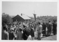 Strømmen Janitsjarkorps ankommer Rettenparken via Vestbyveien – i dag omdøpt til Henrik Ibsens vei. I bakgrunnen til høyre ses låven på Stalsberg Nordre. Foto Odd H. Arnesen.