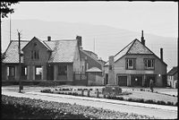 Sagatun kafé har flyttet inn i Richard Withs pl. 2, det er rett før nr. 4 rives for å gi plass til bensinstasjonen. Richard With er på plass på sokkelen. Ca. 1938.