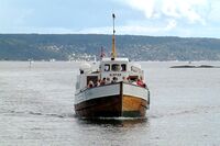 MS «Rigfar» stevner inn mot Brønnøya. Foto: Leif-Harald Ruud (2003)