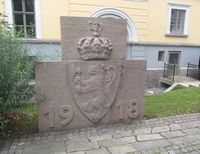 Riksvåpenet med årstallet 1918, inne på området til dagens Pilestredet park, der Rikshospitalet lå. Foto: Stig Rune Pedersen