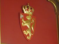 Riksvåpenet i versjonen fra 1905, på veggen i Stortingssalen.