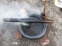 Ringene blir innsatt med de ulike blandingene; Ett med rå linolje, ett med tjære og ett med blanding av linolje og tjære.