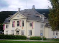 Skyss- og herredshuset «Kaupanger» i Ringebu, oppført 1911, ark. Heinrich Jürgensen, idag kulturhus. Foto: Erlend Bjørtvedt (2012).