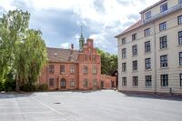 Våningshuset på Ringstabekk gård ble oppført i 1851 etter tegninger av Heinrich Ernst Schirmer, og bygningen ble senere integrert i «Husmorskolen» (bygningen til høyre). Foto: Leif-Harald Ruud (2017)