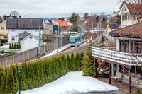 Like etter at Ringstabekkveien har krysset Bærumsveien, går den i bru over Kolsåsbanen. Foto: Leif-Harald Ruud (2019)