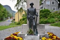 Krigsminnesmerke ved Rjukan kirke laget av Dyre Vaa. Foto: Roy Olsen (2019).
