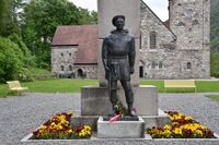 Krigsminnesmerke ved Rjukan kirke laget av Dyre Vaa. Foto: Roy Olsen (2019).
