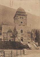 Rjukan kirke, oppført i 1915 med nyromansk/nybarokk preg, arkitekt Carl og Jørgen Berner. Foto: Nasjonalbiblioteket