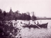 Robåt på Fiskumvannet ved gamlekirken rundt 1915.