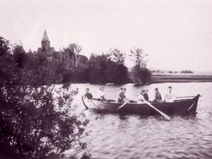 Robåt på Fiskumvannet ved Fiskum gamle kirke (oeb-223796).jpg