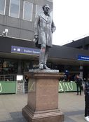 Jernbaneingeniøren Robert Stephenson var sentral i utbyggingen av Hovedbanen, her en statue av ham i London. Foto: Stig Rune Pedersen