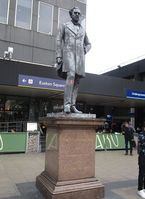 Jernbaneingeniøren Robert Stephenson var sentral i utbyggingen av Hovedbanen, her en statue av ham i London.Mal:Byline1Stig Rune Pedersen
