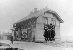 Robsrud stasjon ved Hovedbanens 50-årsjubileum i 1904. Fem år senere ble navnet endret til Lørenskog stasjon. Tegnet av arkitekt Paul Armin Due.