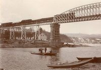 Minnesundet hadde ferjetrafikk fram til 1925 da det ble bygd enveiskjørt veibane langs hver side av jernbanebrua. Kilde: Jernbanemuseet.