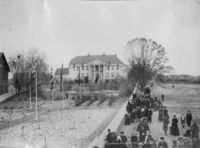 Rogneby pynta til fest i høve åpningen av Skreiabanen i 1902. Foto: Anders B. Wilse