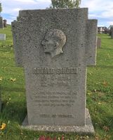 Relieff av forfatteren Ronald Fangen på hans grav på Ringsaker kirkegård. Foto: Elin Olsen